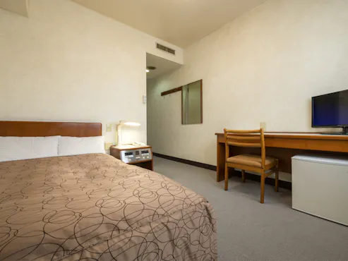 15평방미터 크기에 세미 더블 침대입니다.