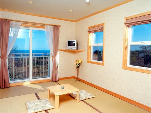 Kamar bergaya Jepang menghadap laut