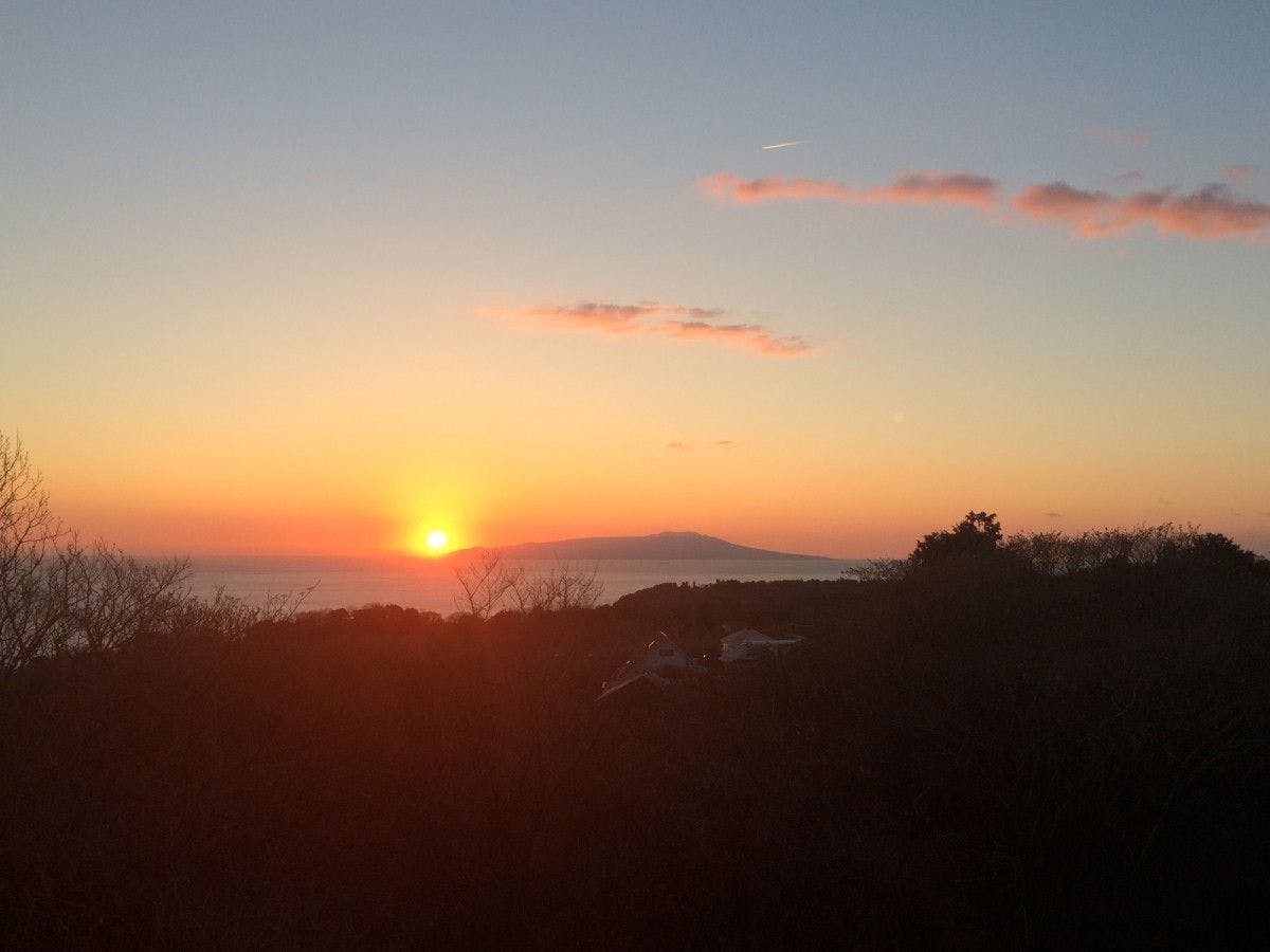 Dari kejauhan, Anda dapat melihat laut dan pemandangan Pulau Ōshima.