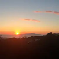 Dari kejauhan, Anda dapat melihat laut dan pemandangan Pulau Ōshima.