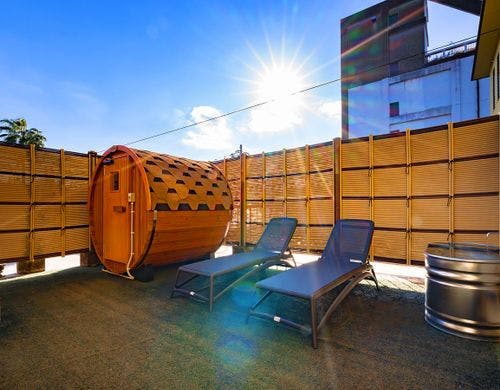 和洋室。源泉を楽しめる露天風呂付き客室