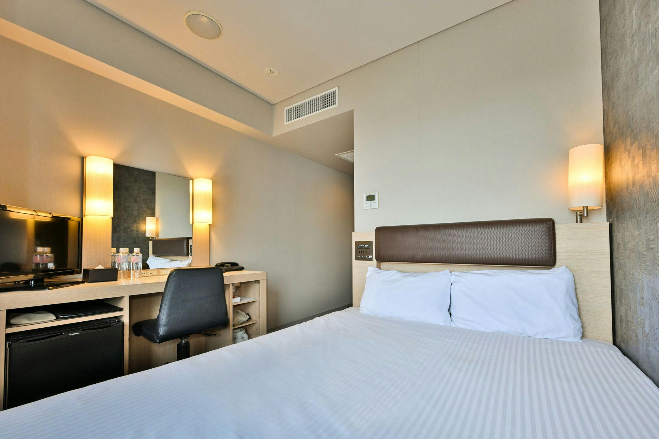 Kamar Double Standar (lebar tempat tidur 140 cm)