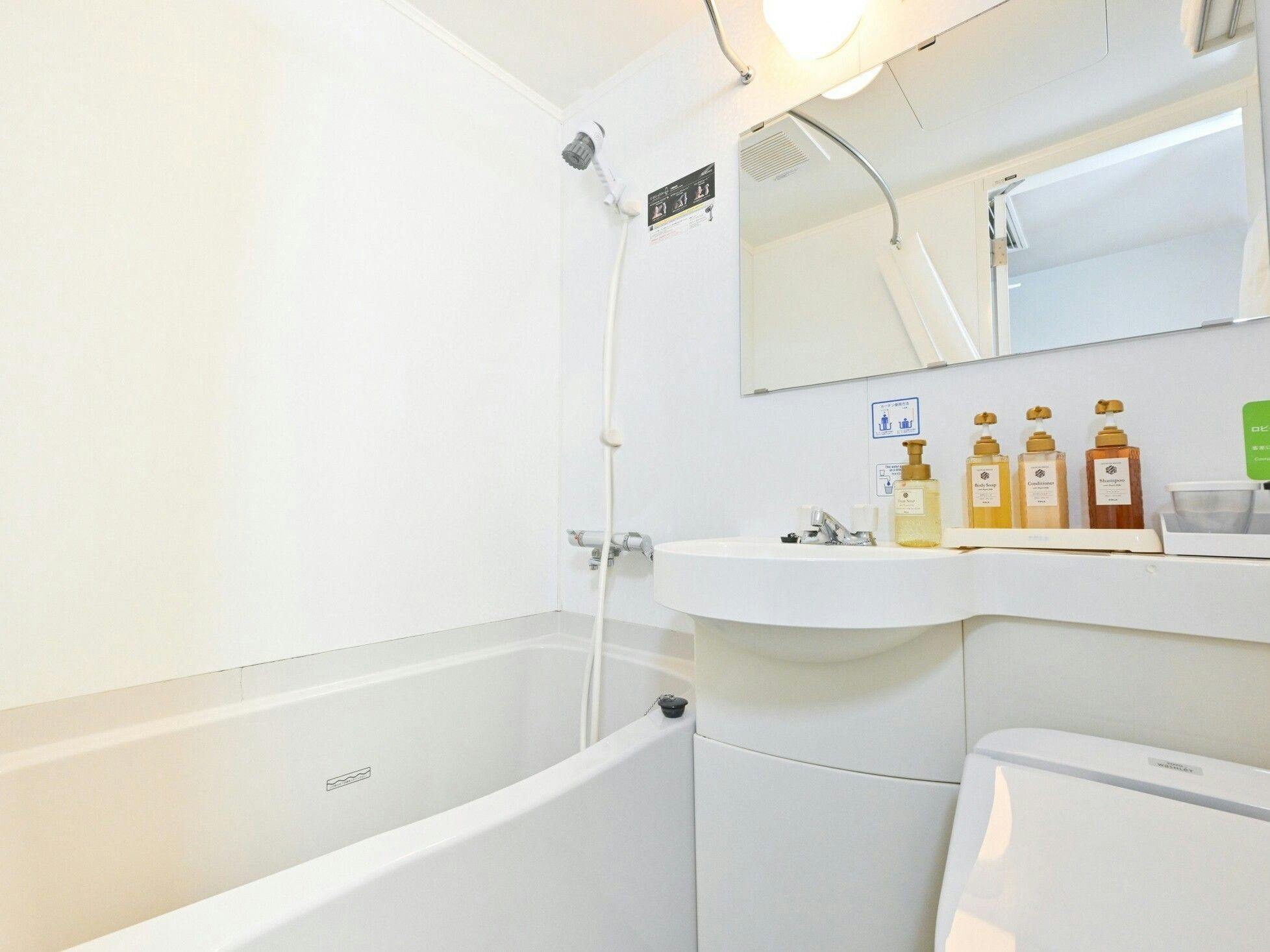 Kamar mandi unit (toilet dan shower dalam satu ruangan)