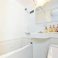 Kamar mandi unit (toilet dan shower dalam satu ruangan)