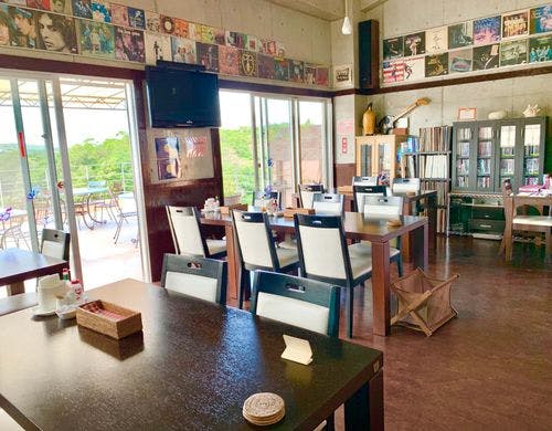 併設のレストランの内観です。