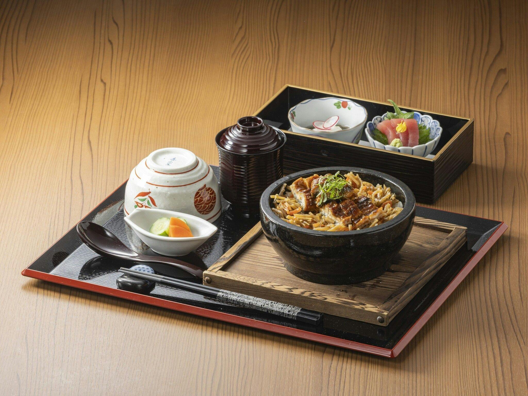 ชุดอาหารหินร้อนปลาไหล (บางส่วน)