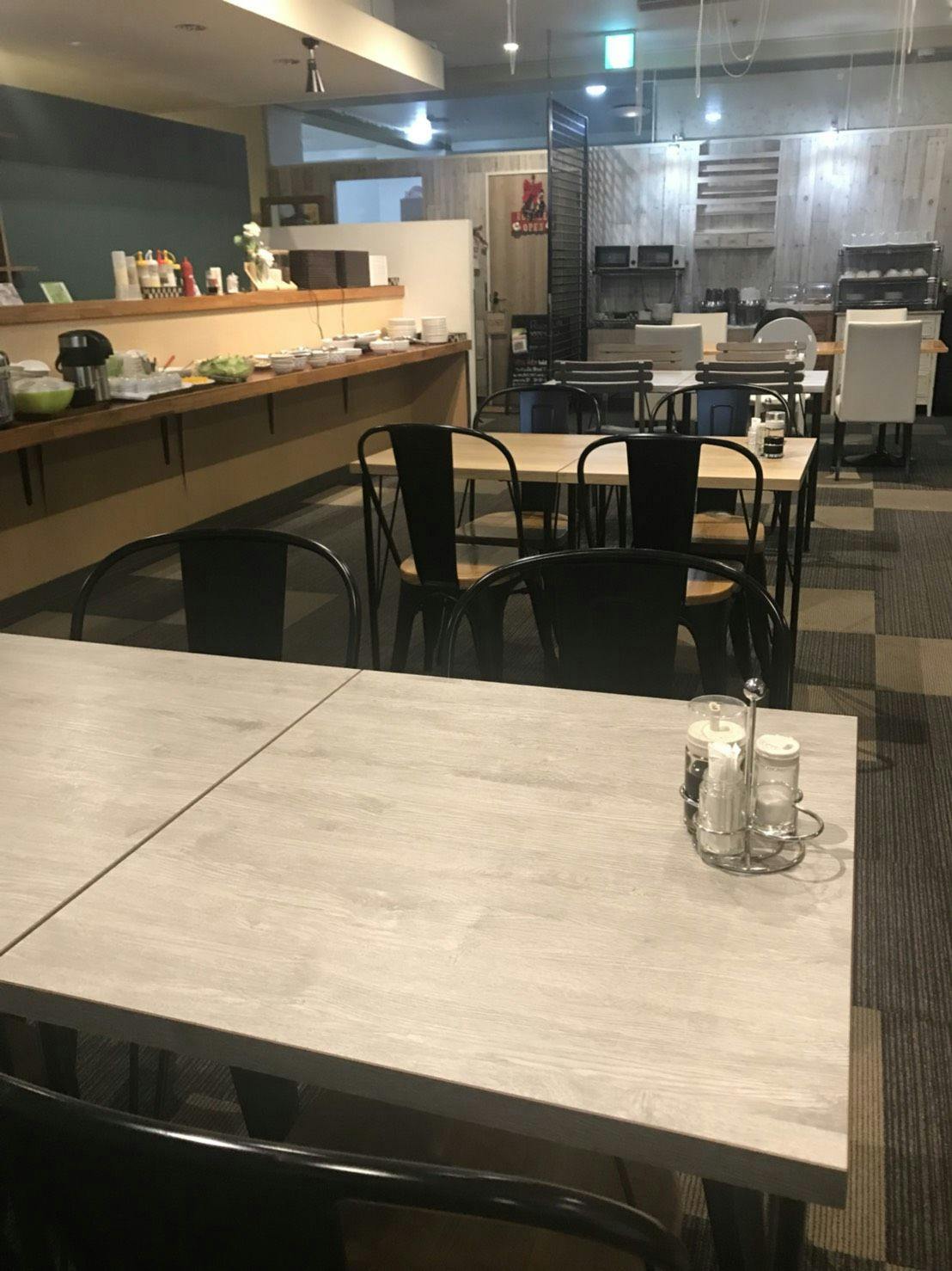 Restoran sarapan buka pukul 06:30 hingga 09:00 pagi.