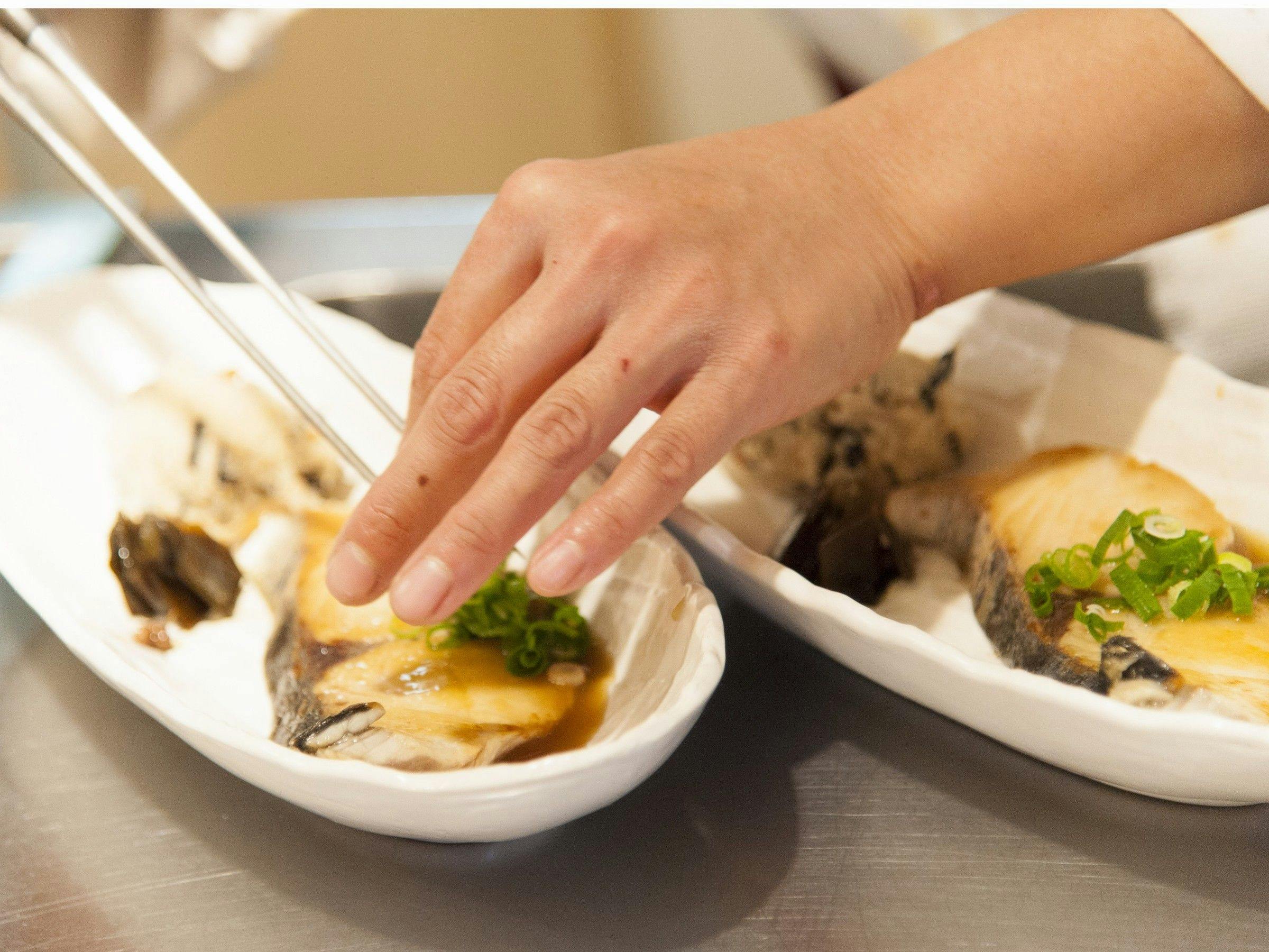 Sarapan panggang di atas piring panas