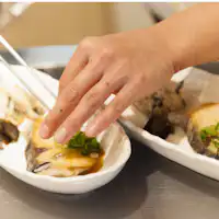 Sarapan panggang di atas piring panas