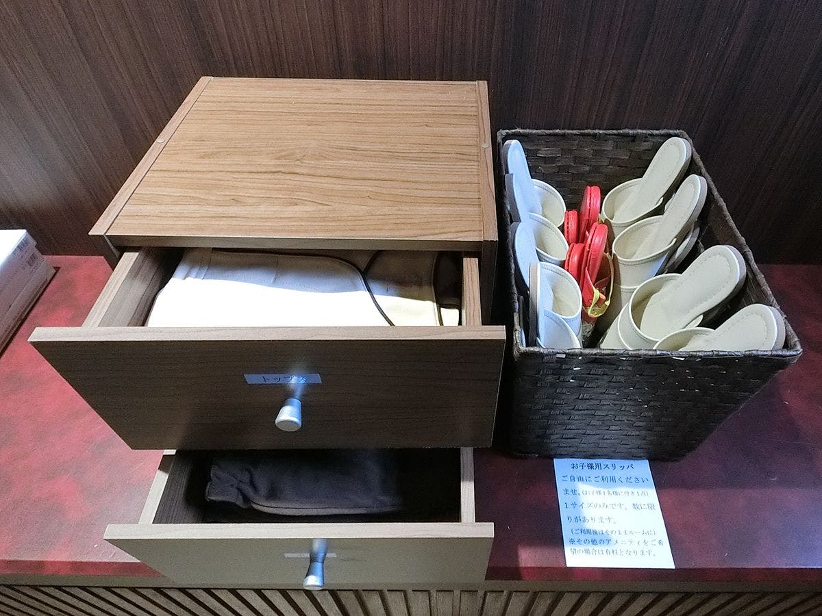 ชุดนอนและรองเท้าแตะสำหรับเด็กเล็ก