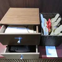 ชุดนอนและรองเท้าแตะสำหรับเด็กเล็ก