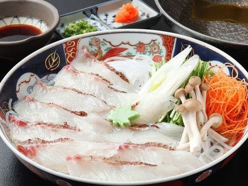 日高昆布のだし汁に鯛を薄切りに(例 要予約