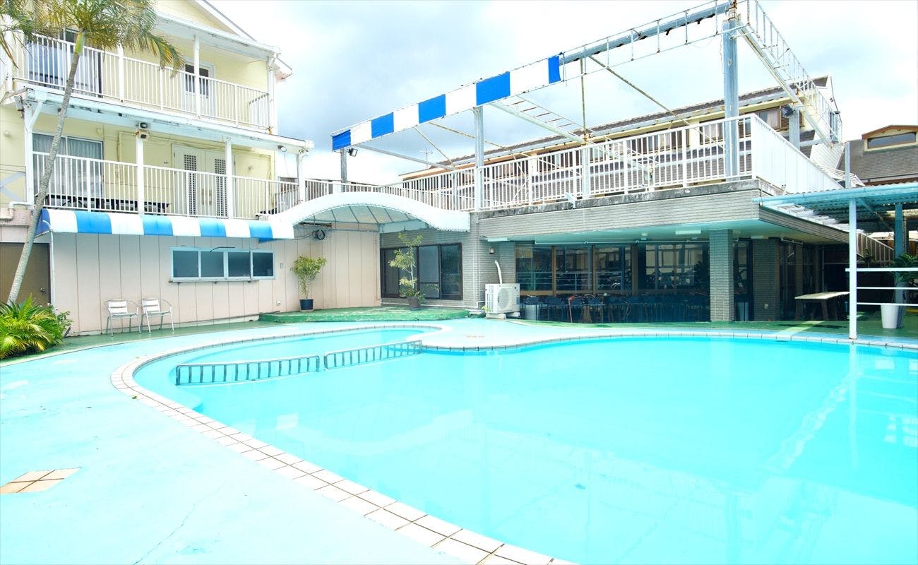 Segarkan diri di bawah langit biru! Sempurna untuk menciptakan kenangan indah.