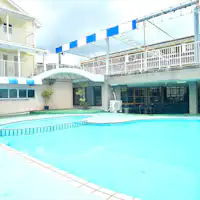 Segarkan diri di bawah langit biru! Sempurna untuk menciptakan kenangan indah.