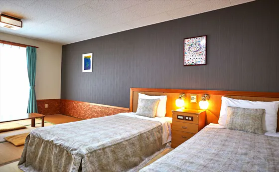 Kamar dengan dua tempat tidur twin dan ruang tatami 6 jo.