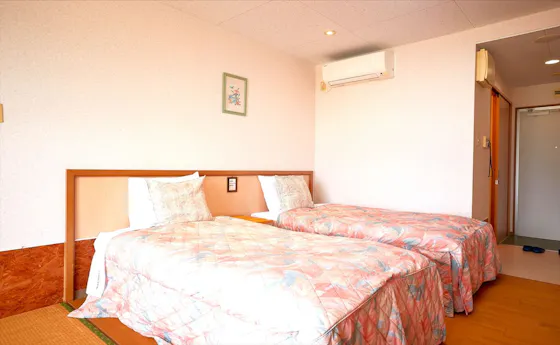 Bersantai dengan nyaman sambil meluruskan kaki di area tatami.