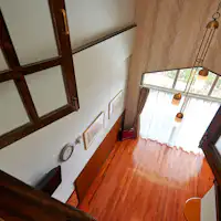 Tata letak dengan langit-langit tinggi yang memberi kesan luas dan lapang.