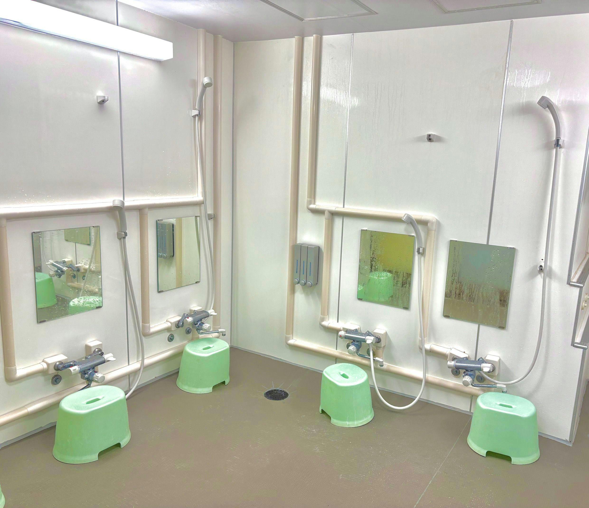 ห้องอาบน้ำสำหรับผู้ชาย (ภายในห้องอาบน้ำ)