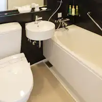 Kamar single dengan unit kamar mandi.