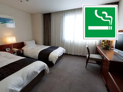 Kamar twin utama, merokok