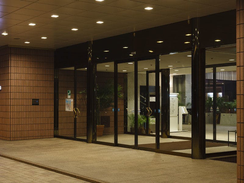 ทางเข้าอาคารหลัก