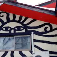 Ukiran kayu unik dapat ditemukan di dalam dan di luar bangunan.