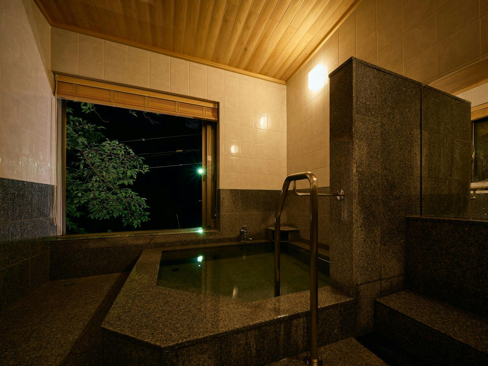 【วิลล่าซากุระ/ห้องสไตล์ตะวันตก】ห้องพักพร้อมอ่างอาบน้ำกลางแจ้งแบบครึ่งเปิด.