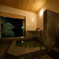 【วิลล่าซากุระ/ห้องสไตล์ตะวันตก】ห้องพักพร้อมอ่างอาบน้ำกลางแจ้งแบบครึ่งเปิด.