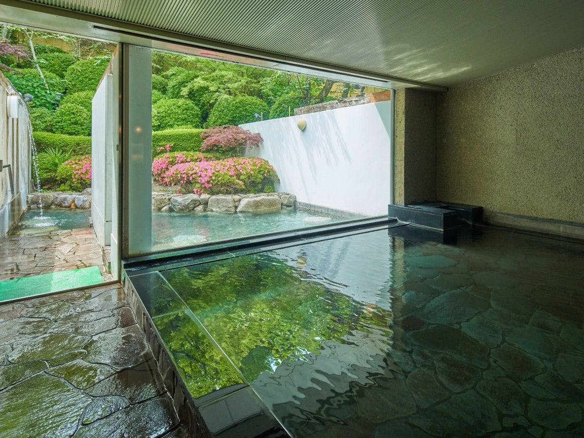 อ่างอาบน้ำกลางแจ้งในสวน