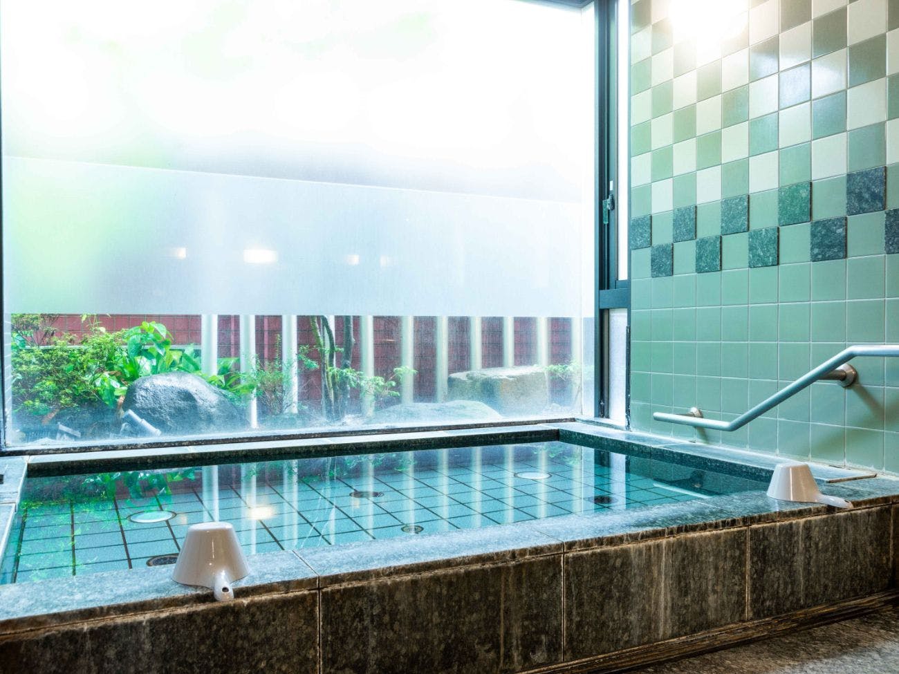 ชั้นใต้ดิน 1, อ่างอาบน้ำ