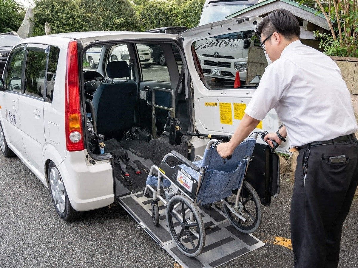 รถบริการรับส่งเฉพาะสำหรับผู้ใช้รถเข็น 1 ท่านและผู้ติดตาม 1 ท่าน