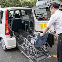 รถบริการรับส่งเฉพาะสำหรับผู้ใช้รถเข็น 1 ท่านและผู้ติดตาม 1 ท่าน