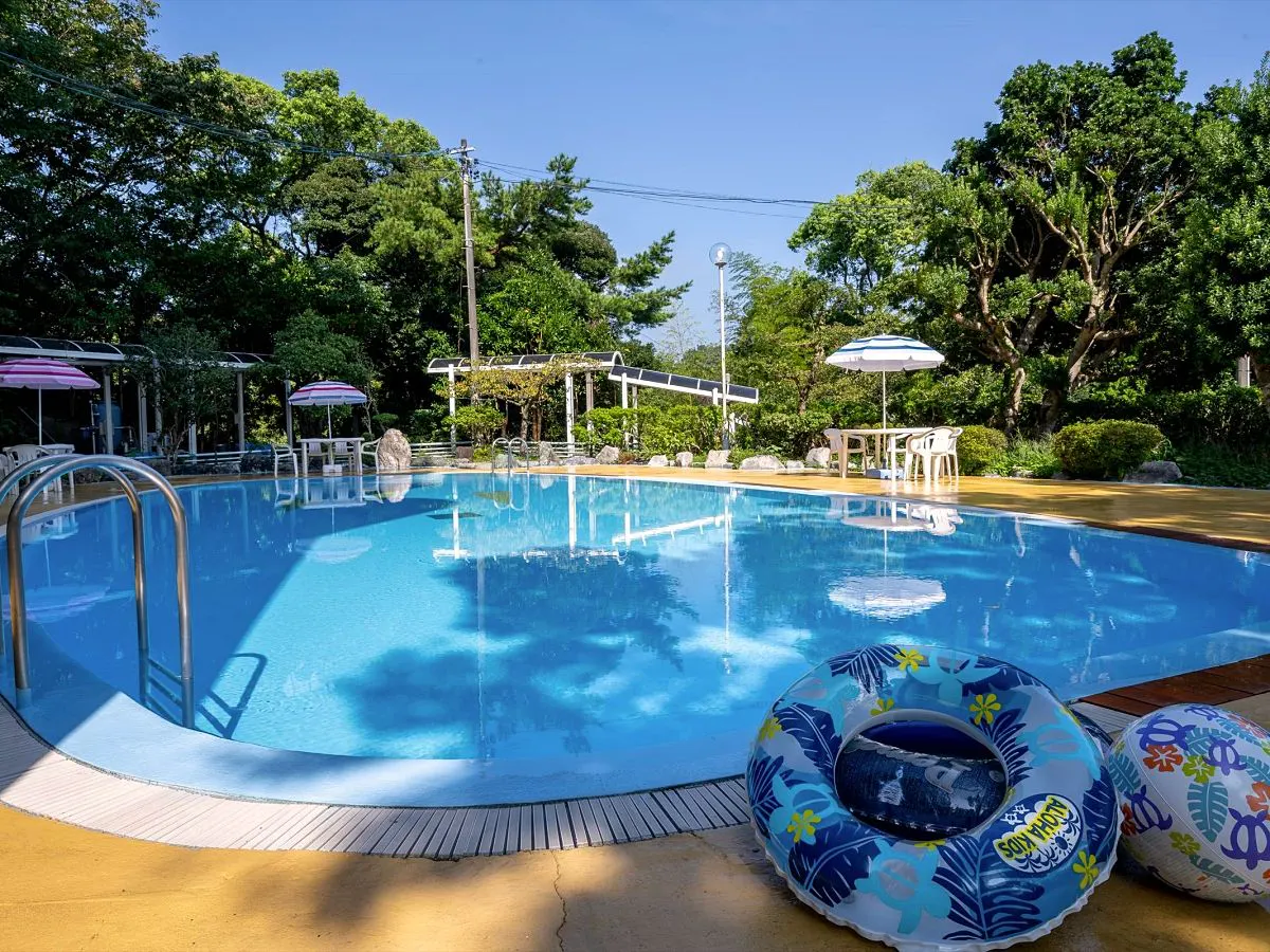 สระว่ายน้ำกลางแจ้ง