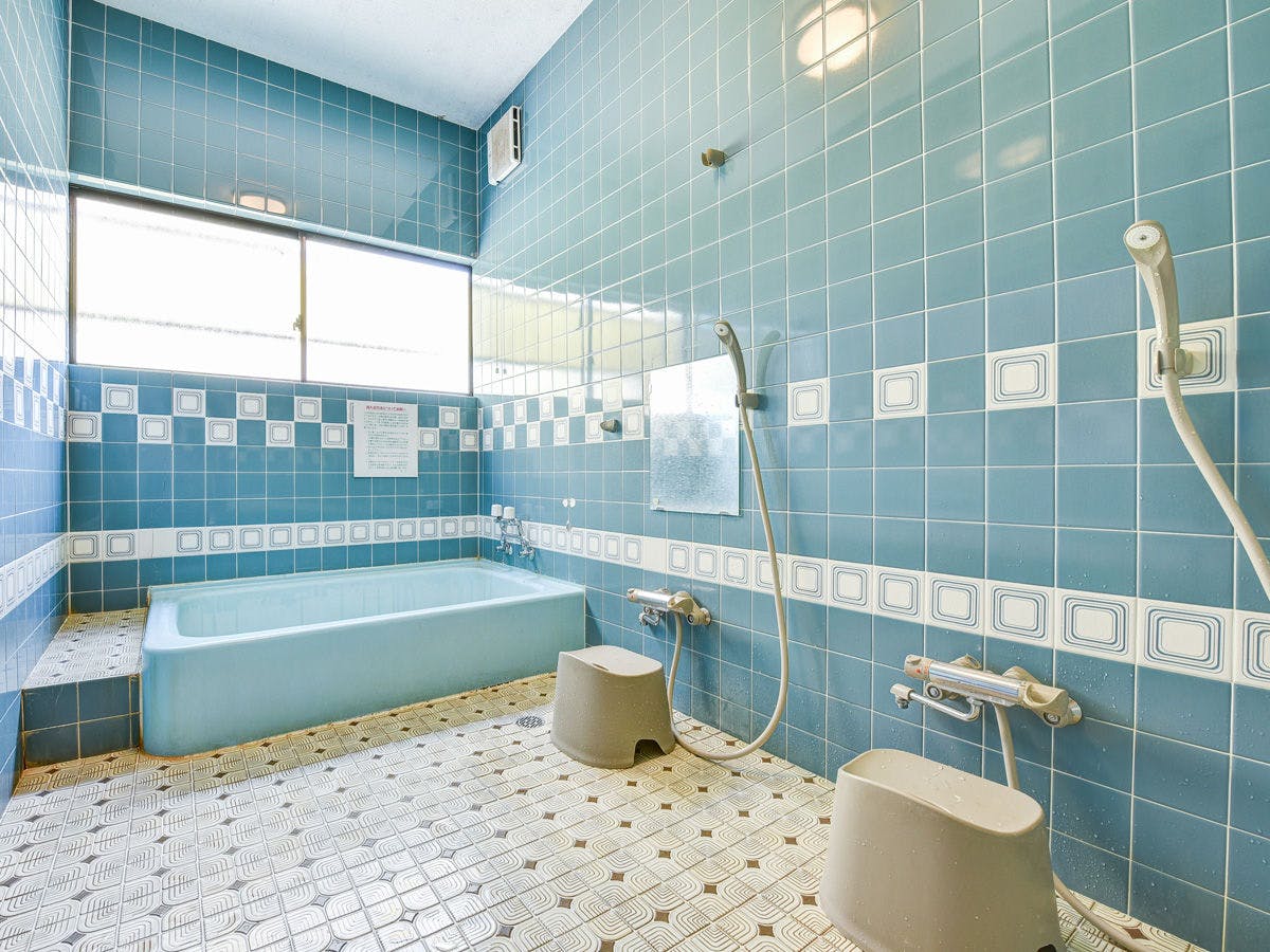 ห้องอาบน้ำหลักเป็นน้ำพุร้อนเทียมเรเดียม