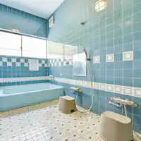 ห้องอาบน้ำหลักเป็นน้ำพุร้อนเทียมเรเดียม