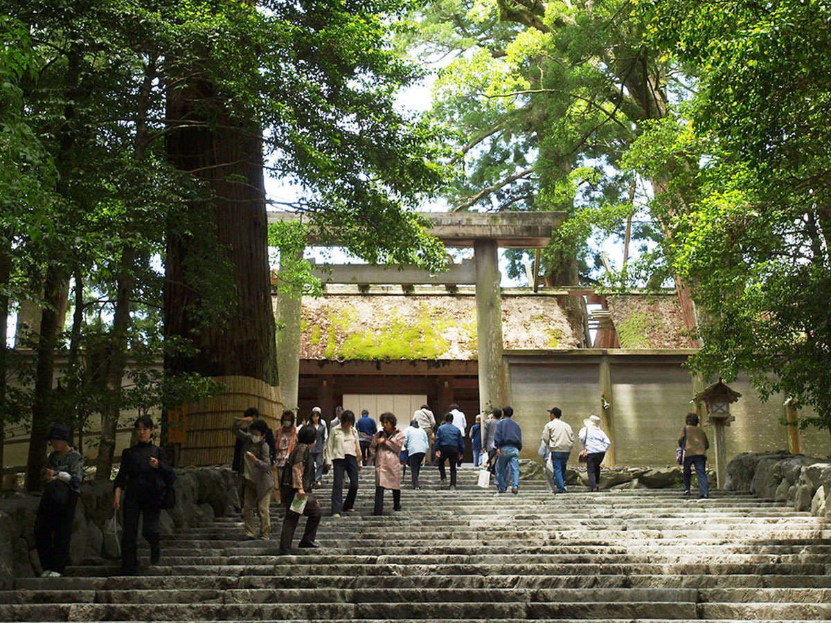 ศาลเจ้าอิเสะ (ประมาณ 60 นาทีโดยรถยนต์จากที่พัก)