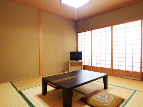 3名まで受入可。喫煙も可能です。