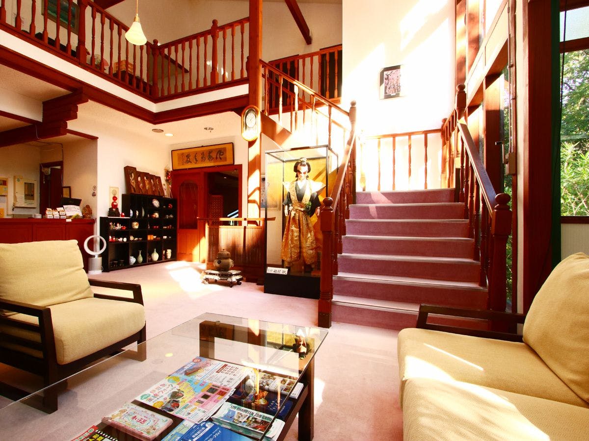 Lobi◆Cahaya lembut menyinari melalui tingkap.