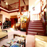 Lobi◆Cahaya lembut menyinari melalui tingkap.