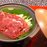 เทปันยากิเนื้อวัวอิซุแบรนด์หายากบนแผ่นเซรามิก
