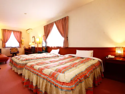 Cahaya hangat menerangi Bilik.