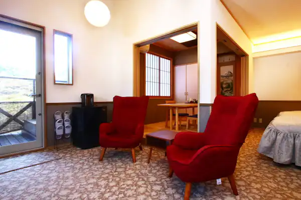 Bilik dengan tab mandi terbuka kayu Hinoki peribadi.