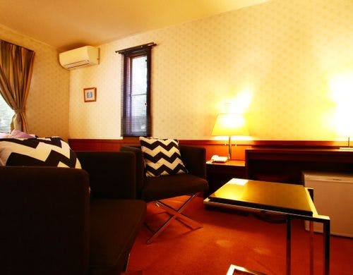 暖色のライトが優しく部屋を照らします