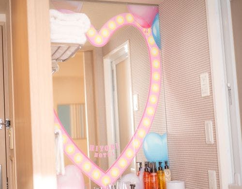 ハートの女優ミラーで身支度