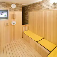 ห้องอาบน้ำสาธารณะพร้อมซาวน่าที่มีทีวี