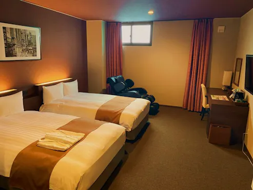 ห้องพักเตียงคู่มุมเล็กพร้อมหน้าต่างเล็ก