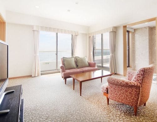 スイートルームのリビングルーム