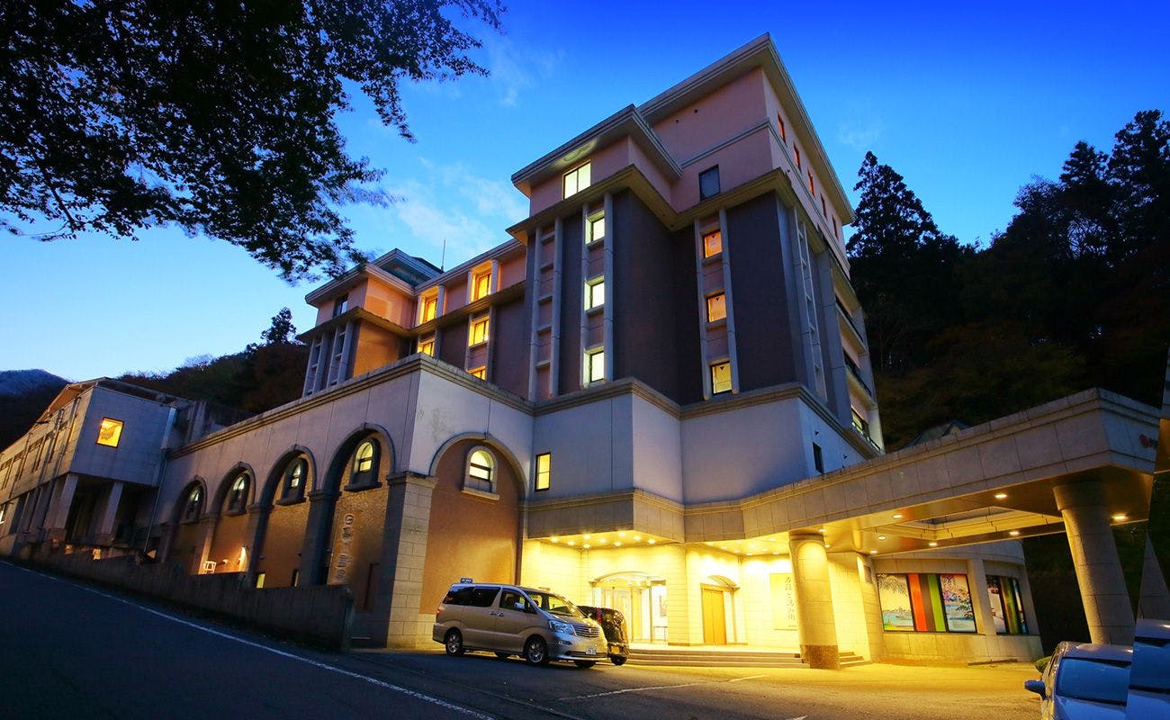 ภายนอกยามค่ำคืน