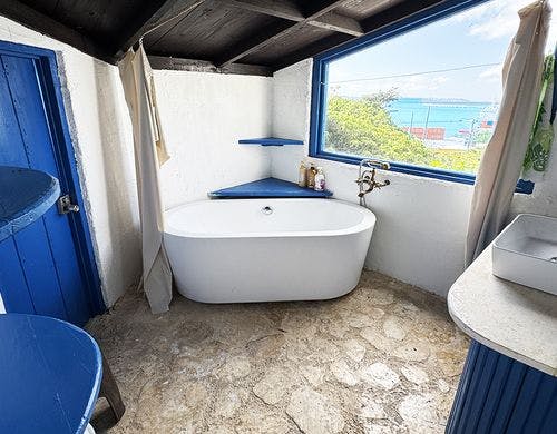 バスルームです。港を一望できます。