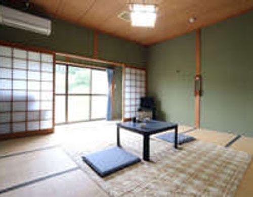 和室8畳。田園風景の見えるお部屋です。